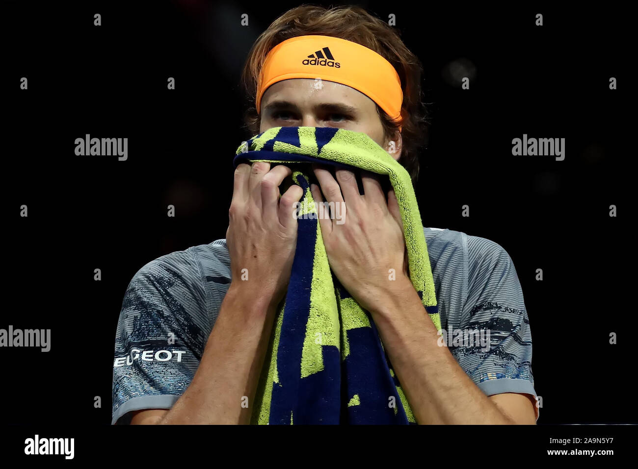 Arena. Londra, Regno Unito. Xvi Nov, 2019. Nitto tennis ATP Finals; Alexander Zverev (Germania) si nasconde dietro il suo asciugamano dopo aver gettato la sua racchetta - uso editoriale Credito: Azione Sport Plus/Alamy Live News Foto Stock
