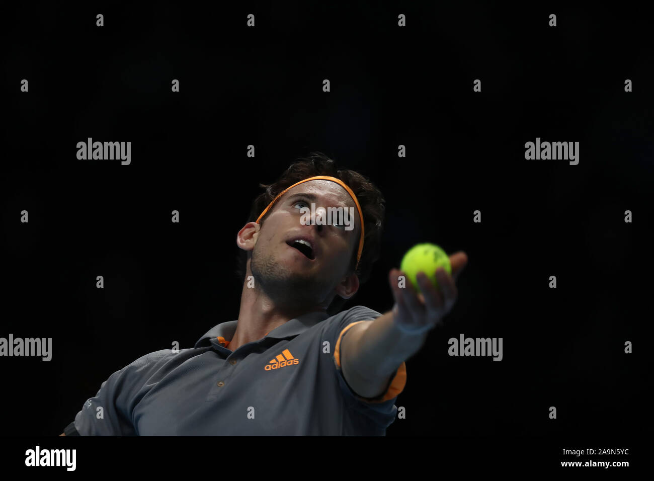 Arena. Londra, Regno Unito. Xvi Nov, 2019. Nitto tennis ATP Finals; Dominic Thiem (Austria) serve Alexander Zverev (Germania) - Editoriale usare carte di credito: Azione Plus sport/Alamy Live News Foto Stock
