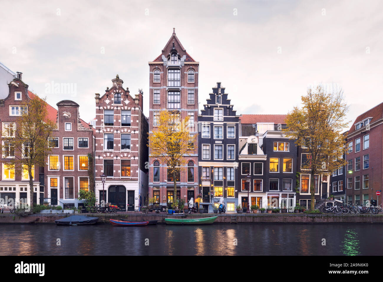 Il centro di Amsterdam canal case Foto Stock