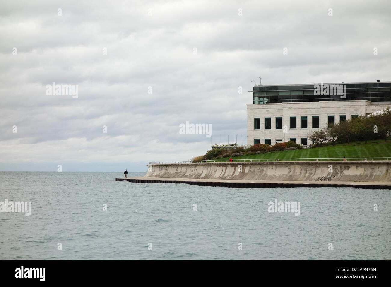 Persone che camminano lungo il lago Michigan a Chicago, Illinois Foto Stock