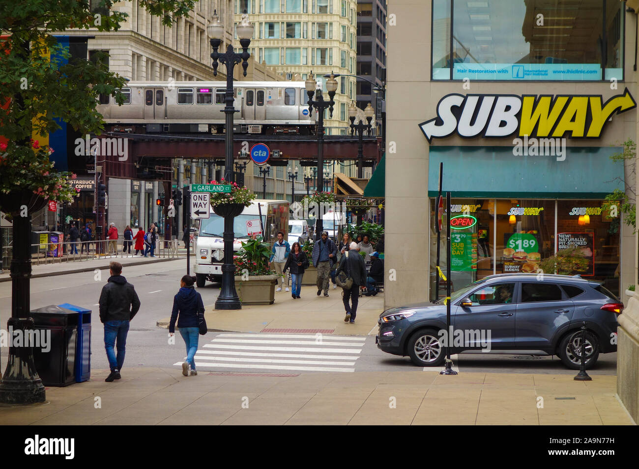 Treno della metropolitana passando sopra alla metropolitana resturant in Chicago, IL Foto Stock
