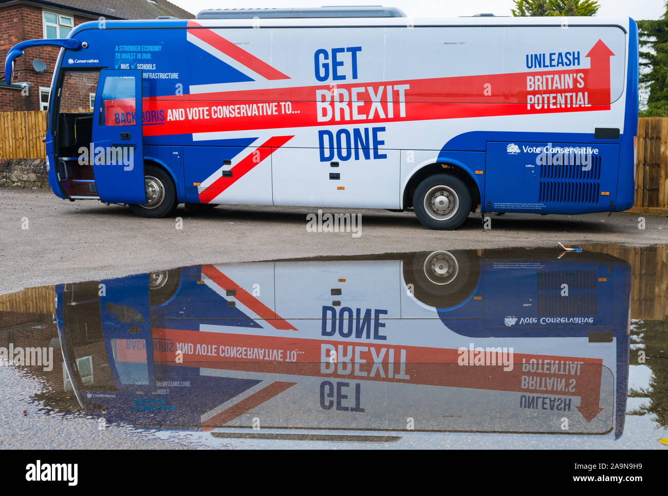 Mansfield, Nottinghamshire, Inghilterra, Regno Unito. Il 16 novembre 2019. Boris Johnson la battaglia di autobus in Mansfield oggi tutti decorati con 'Get Brexit fatto' slogan stampati sul lato.Questo marginale sede parlamentare che è stata vinta dal Partito conservatore nelle 2017 elezioni generali da Ben Bradley e potrebbe essere un campo di battaglia chiave nella prossima elezione. Credito: Alan Beastall/Alamy Live News Foto Stock