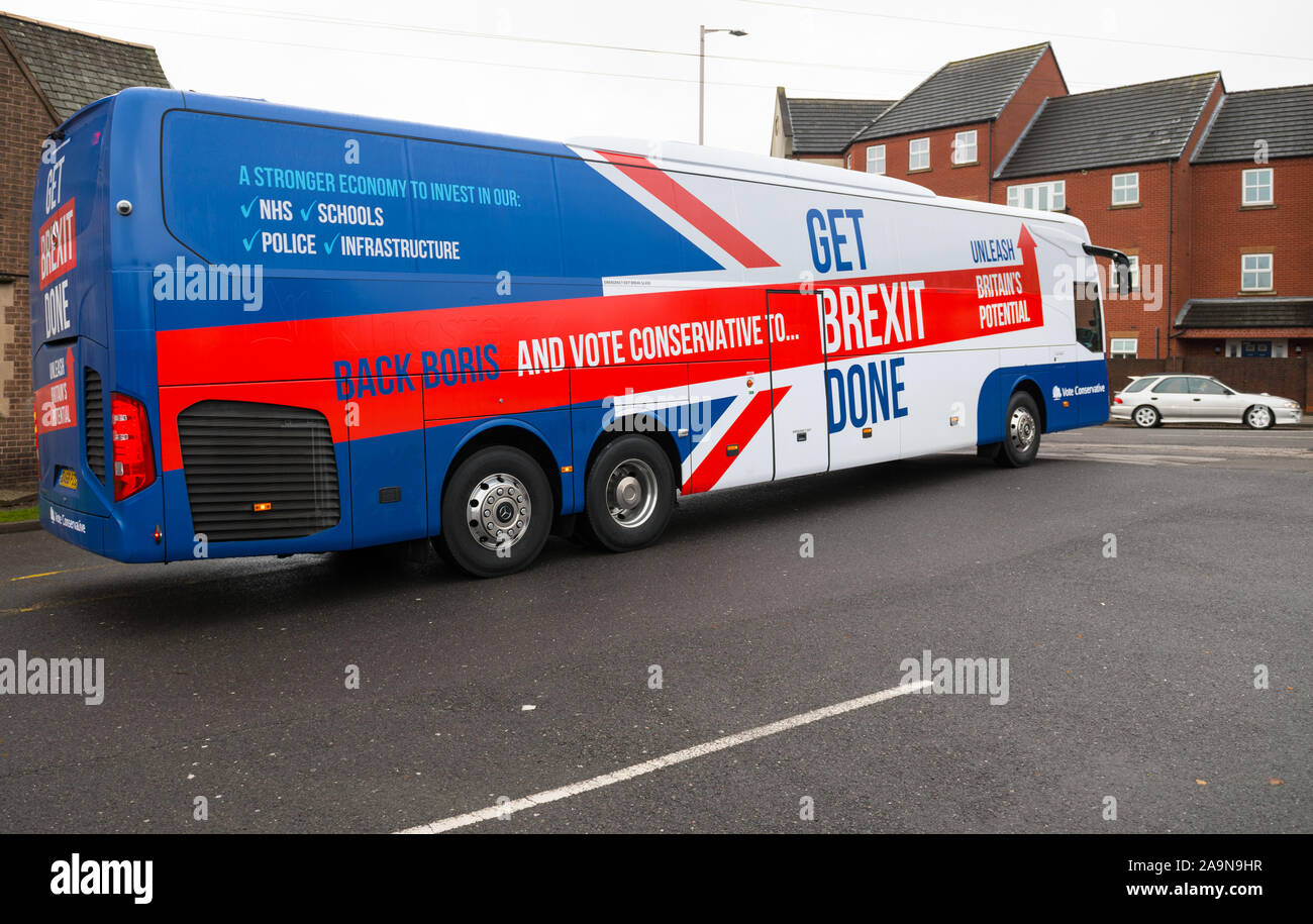 Mansfield, Nottinghamshire, Inghilterra, Regno Unito. Il 16 novembre 2019. Boris Johnson la battaglia di autobus in Mansfield oggi tutti decorati con 'Get Brexit fatto' slogan stampati sul lato.Questo marginale sede parlamentare che è stata vinta dal Partito conservatore nelle 2017 elezioni generali da Ben Bradley e potrebbe essere un campo di battaglia chiave nella prossima elezione. Credito: Alan Beastall/Alamy Live News Foto Stock