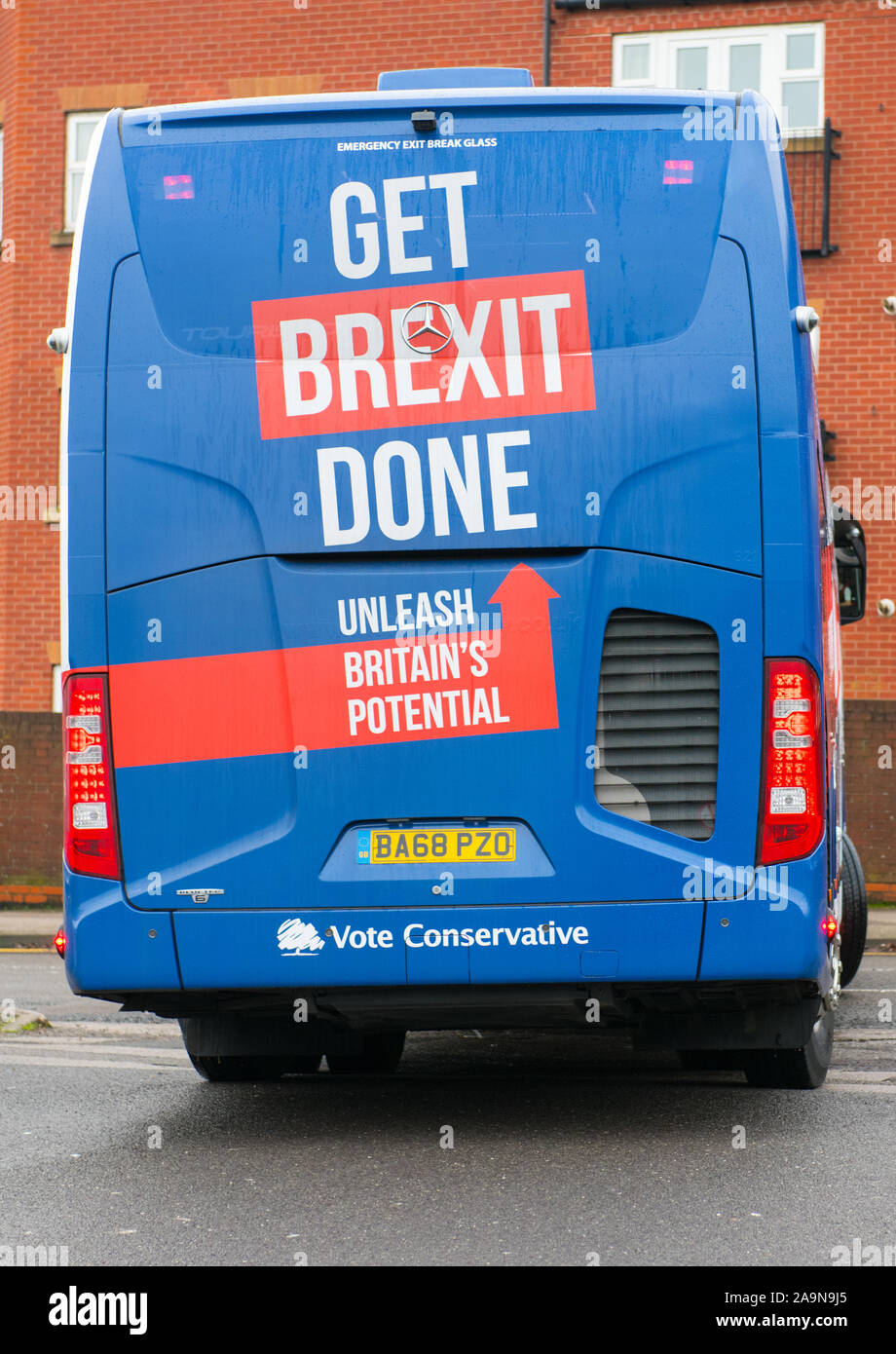 Mansfield, Nottinghamshire, Inghilterra, Regno Unito. Il 16 novembre 2019. Boris Johnson la battaglia di autobus in Mansfield oggi tutti decorati con 'Get Brexit fatto' slogan stampati sul lato.Questo marginale sede parlamentare che è stata vinta dal Partito conservatore nelle 2017 elezioni generali da Ben Bradley e potrebbe essere un campo di battaglia chiave nella prossima elezione. Credito: Alan Beastall/Alamy Live News Foto Stock