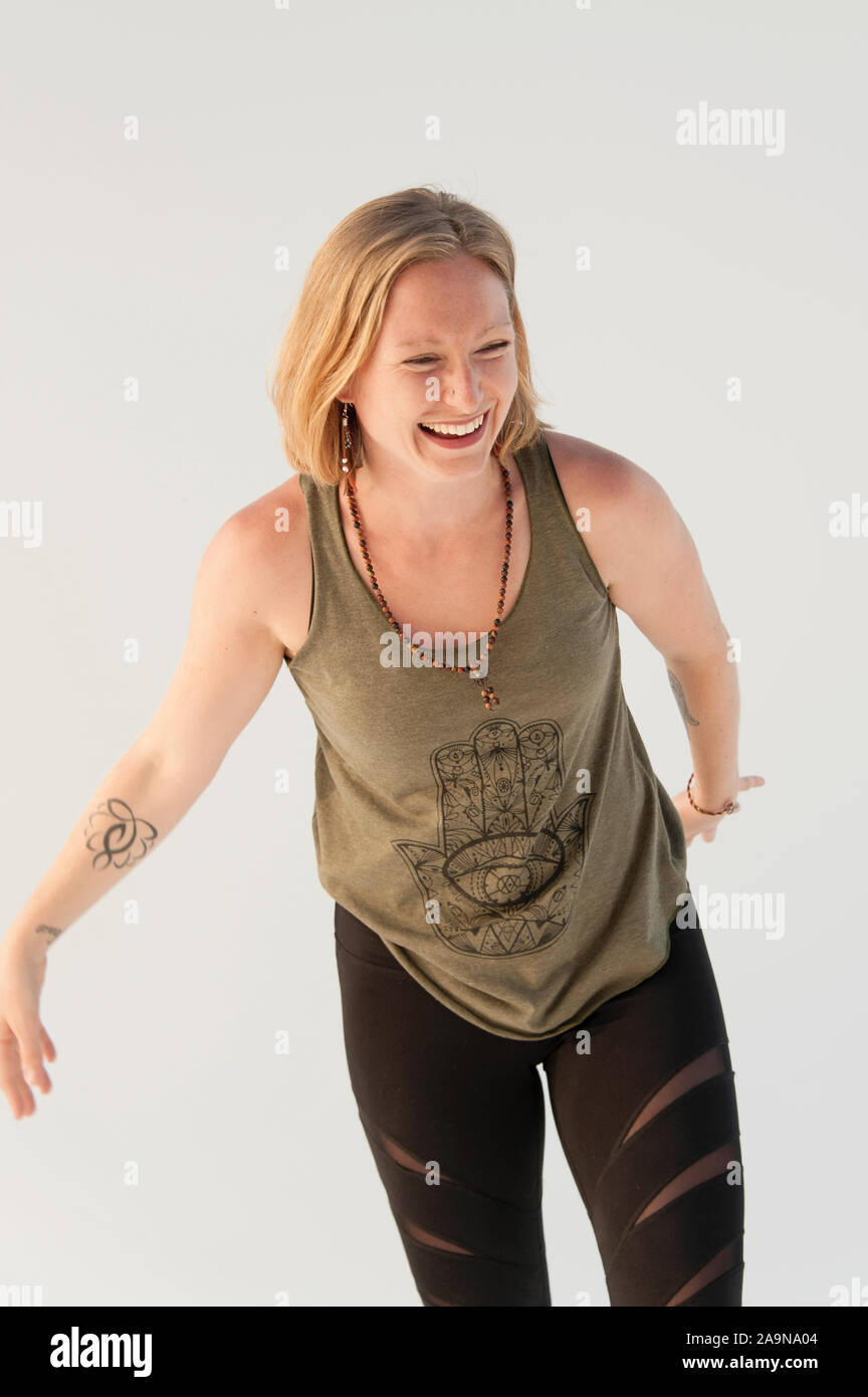 La donna a praticare Yoga asana su uno sfondo bianco. Foto Stock