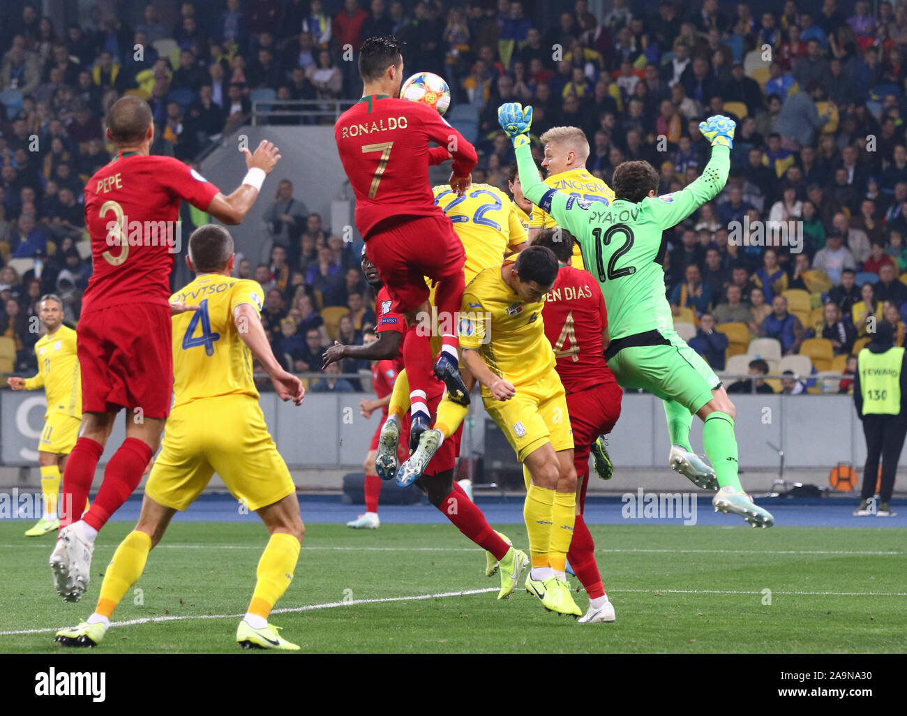 Kiev, Ucraina - 14 Ottobre 2019: Ucraino (in giallo) e portoghese (in rosso) i giocatori combattono per una sfera durante il loro UEFA EURO 2020 partita di qualificazione alla NSK Olimpiyskyi stadium di Kiev. L'Ucraina ha vinto 2-1 Foto Stock