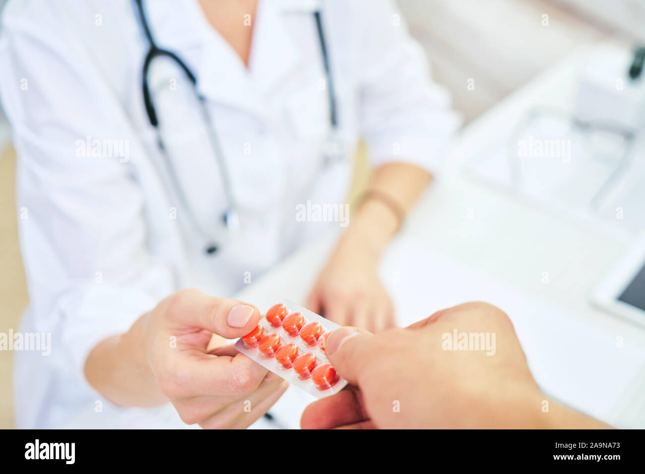 Prescrizione di un medico per il trattamento di malattie. Medico dando il blu pillole medicinali. concetto di farmacologia Foto Stock