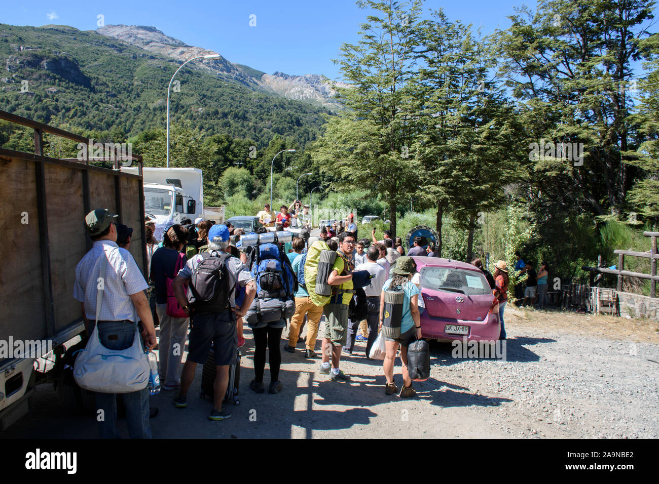La gente protesta contro il governo locale per ottenere una via sulla strada asfaltata in Futaleufú, Cile Foto Stock
