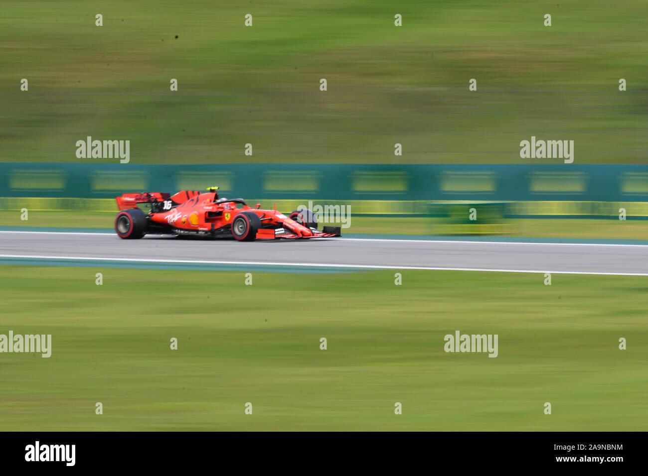 Sao Paulo, Brasile. Xvi Nov, 2019. Ferrarista Charles Leclerc di Monaco gare durante la sessione di qualifiche della Formula Uno Gran Premio del Brasile presso il Jose Carlos Pace circuito in Sao Paulo il nov. 16, 2019. Credito: Xin Yuewei/Xinhua/Alamy Live News Foto Stock