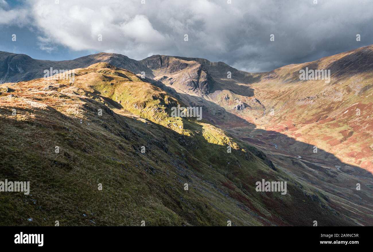 Veduta aerea Gale rupe verso Deepdale Hause in autunno nel Parco Nazionale del Distretto dei Laghi, REGNO UNITO Foto Stock