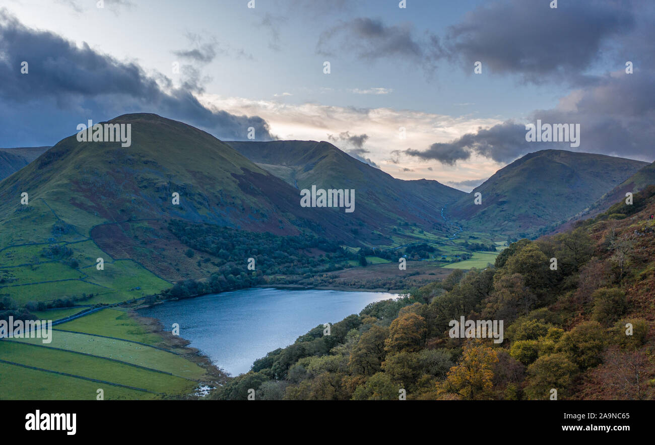 Veduta aerea Hartsop Valley e Fratelli acqua a autunnale di sunrise nel Lake District, REGNO UNITO Foto Stock