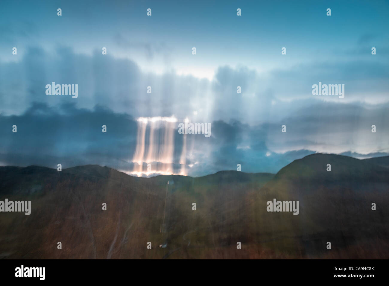 Nuvole nad colline presso sunrise - natura sfondo sfocato realizzato da intenzionale il movimento della telecamera Foto Stock