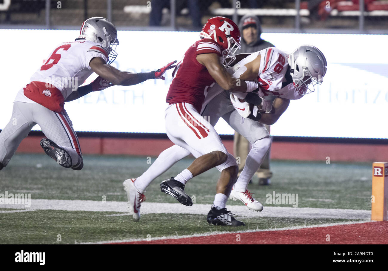 Piscataway, New Jersey, USA. Xvi Nov, 2019. Ohio State's JALEN GILL, destra, si ritiene che le catture di un pass e poi Segna un touchdown con un Rutgers defender trailing durante l'azione di gioco a SHI Stadium di Piscataway, New Jersey. Ohio State sconfitto Rutgers 56-21. Credito: Brian ramo Prezzo/ZUMA filo/Alamy Live News Foto Stock