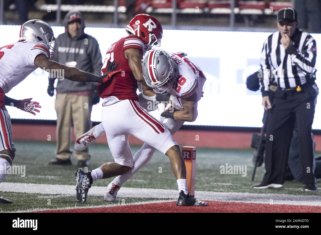 Piscataway, New Jersey, USA. Xvi Nov, 2019. Ohio State's JALEN GILL, destra, si ritiene che le catture di un pass e poi Segna un touchdown con un Rutgers defender trailing durante l'azione di gioco a SHI Stadium di Piscataway, New Jersey. Ohio State sconfitto Rutgers 56-21. Credito: Brian ramo Prezzo/ZUMA filo/Alamy Live News Foto Stock