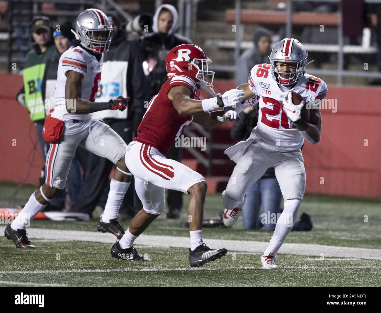 Piscataway, New Jersey, USA. Xvi Nov, 2019. Ohio State's JALEN GILL, destra, si ritiene che le catture di un pass e poi Segna un touchdown con un Rutgers defender trailing durante l'azione di gioco a SHI Stadium di Piscataway, New Jersey. Ohio State sconfitto Rutgers 56-21. Credito: Brian ramo Prezzo/ZUMA filo/Alamy Live News Foto Stock