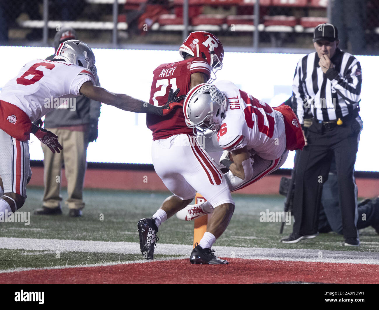 Piscataway, New Jersey, USA. Xvi Nov, 2019. Ohio State's JALEN GILL, destra, si ritiene che le catture di un pass e poi Segna un touchdown con un Rutgers defender trailing durante l'azione di gioco a SHI Stadium di Piscataway, New Jersey. Ohio State sconfitto Rutgers 56-21. Credito: Brian ramo Prezzo/ZUMA filo/Alamy Live News Foto Stock