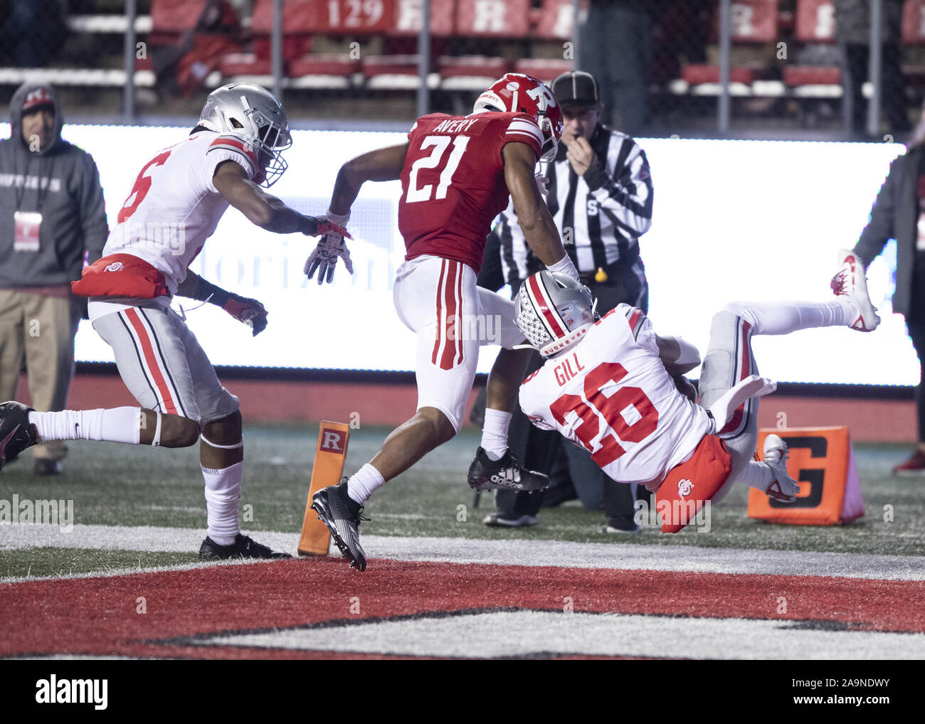 Piscataway, New Jersey, USA. Xvi Nov, 2019. Ohio State's JALEN GILL, destra, si ritiene che le catture di un pass e poi Segna un touchdown con un Rutgers defender trailing durante l'azione di gioco a SHI Stadium di Piscataway, New Jersey. Ohio State sconfitto Rutgers 56-21. Credito: Brian ramo Prezzo/ZUMA filo/Alamy Live News Foto Stock