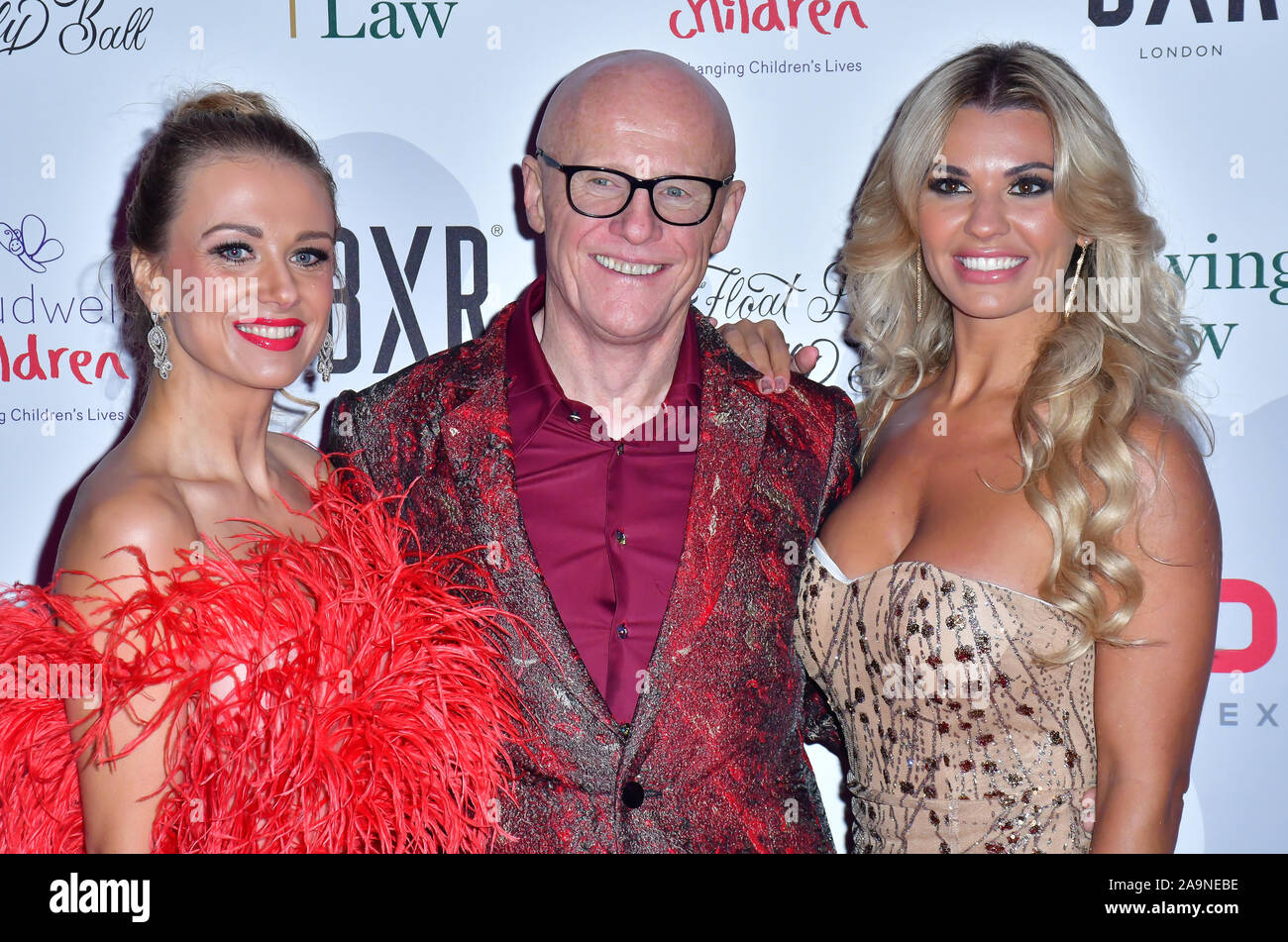 Londra, Regno Unito. 16 Nov 2019. Modesta Vzesniauskaite, John Caudwell e Christine McGuinness arrivano al galleggiante come una farfalla a sfera per bambini Caudwell carità al Grosvenor House Hotel il 16 novembre 2019, Londra, Regno Unito. Credito: Picture Capital/Alamy Live News Foto Stock