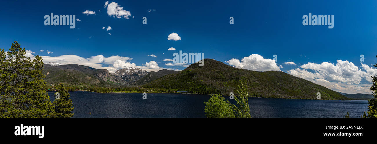 Una vista costiera di ombra montagna lago sul lato occidentale del Parco Nazionale delle Montagne Rocciose a Grand Lake Colorado. Foto Stock