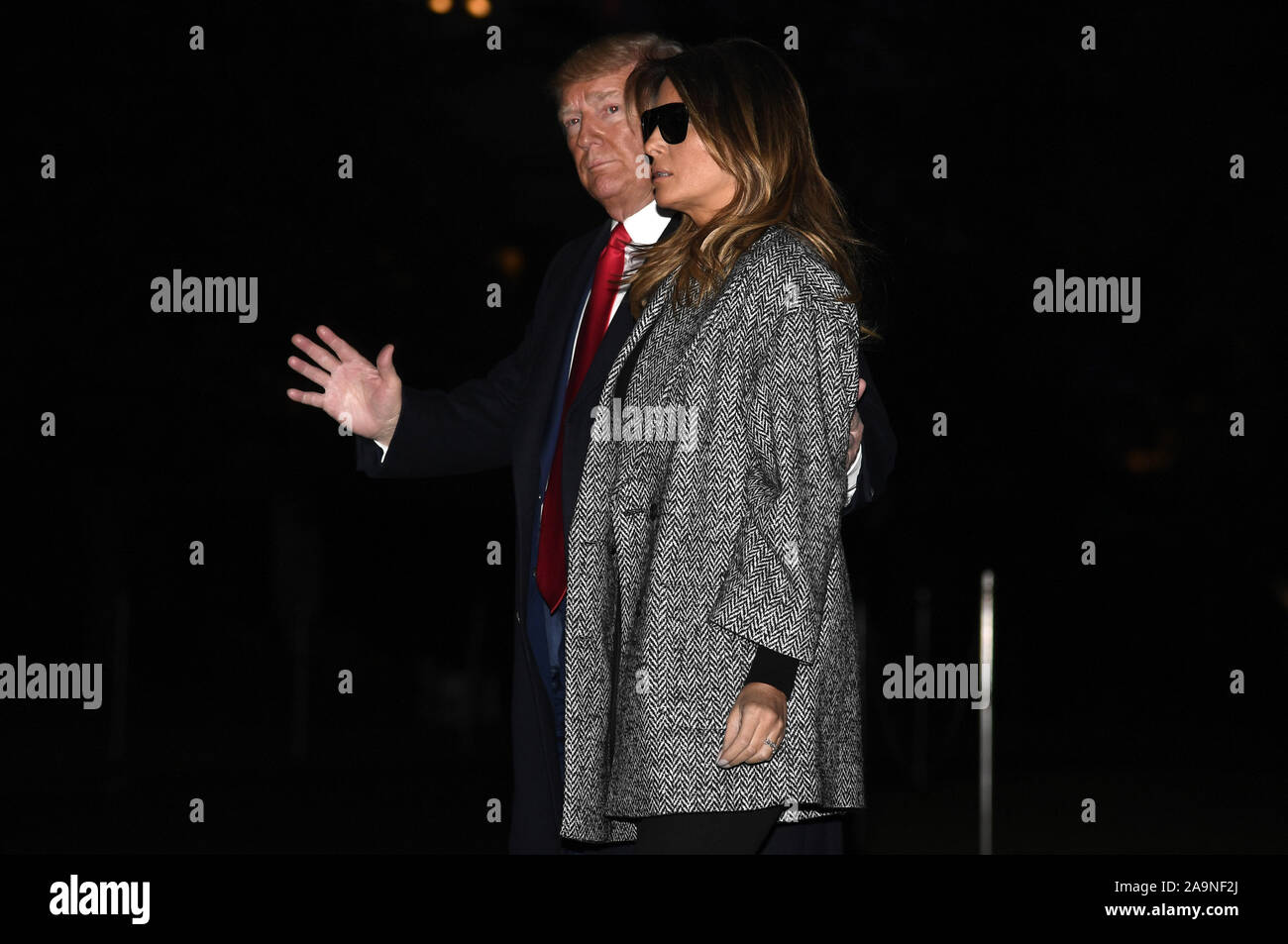 Washington, Distretto di Columbia, Stati Uniti d'America. Xii Nov, 2019. Il Presidente degli Stati Uniti, Trump onde per la stampa come lui e la first lady Melania Trump tornare alla Casa Bianca, Martedì, Novembre 12, 2019, a Washington, DC. Trump trascorso un lungo Veteran's Day Weekend a New York City. Credito: Mike Theiler/Piscina via CNP Credito: Mike Theiler/CNP/ZUMA filo/Alamy Live News Foto Stock