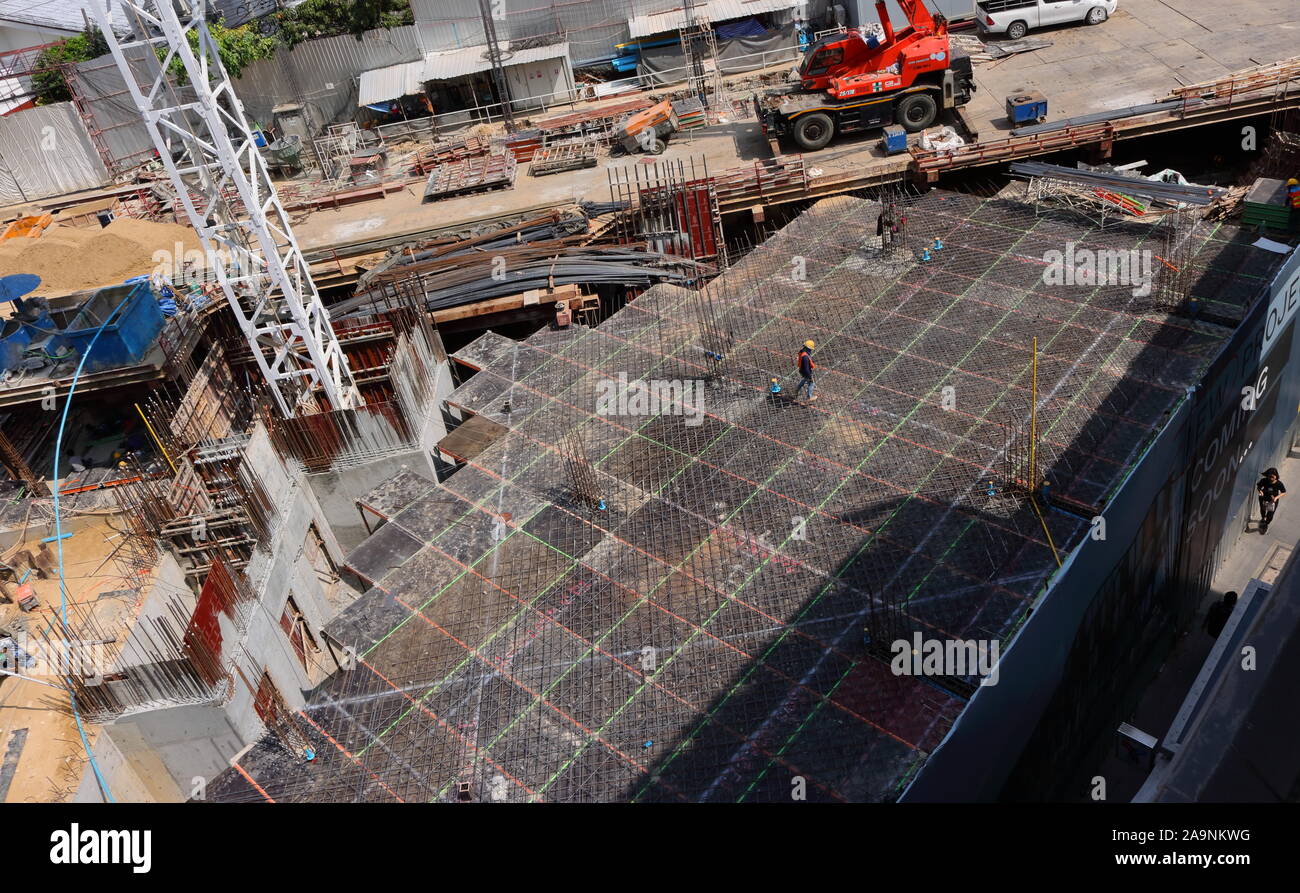 Bangkok, Tailandia - 16 Novembre 2019 : alto angolo di visione di un lavoratore a piedi su prefabbricati in calcestruzzo pavimento slap pieno di aste in acciaio al sito in costruzione Foto Stock