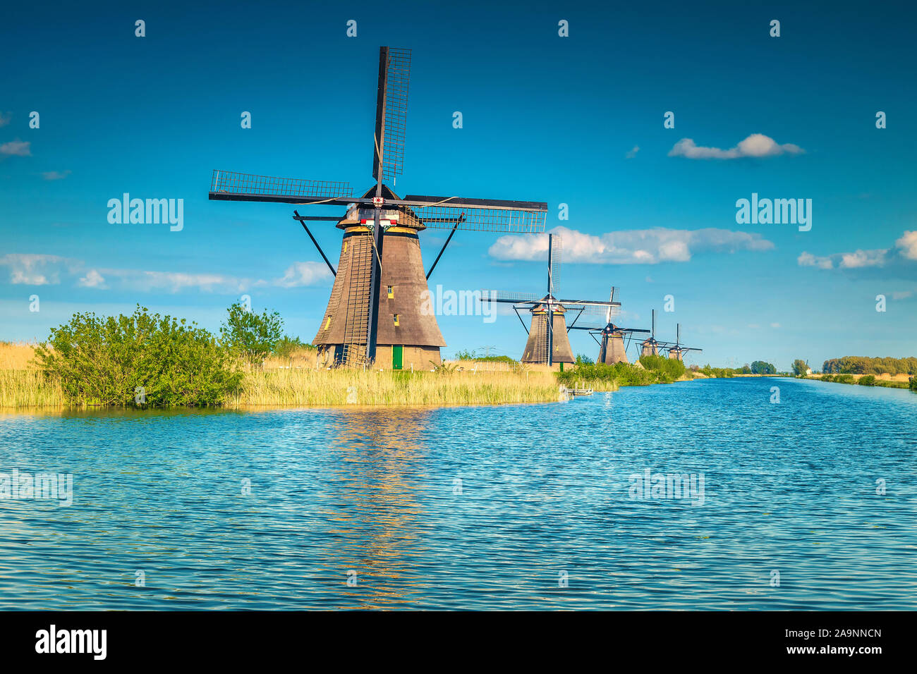 Rustico in legno vecchi mulini a vento con spettacolari canali di acqua nel museo Kinderdijk. Viaggi popolari e destinazione turistica, Paesi Bassi, Europa Foto Stock