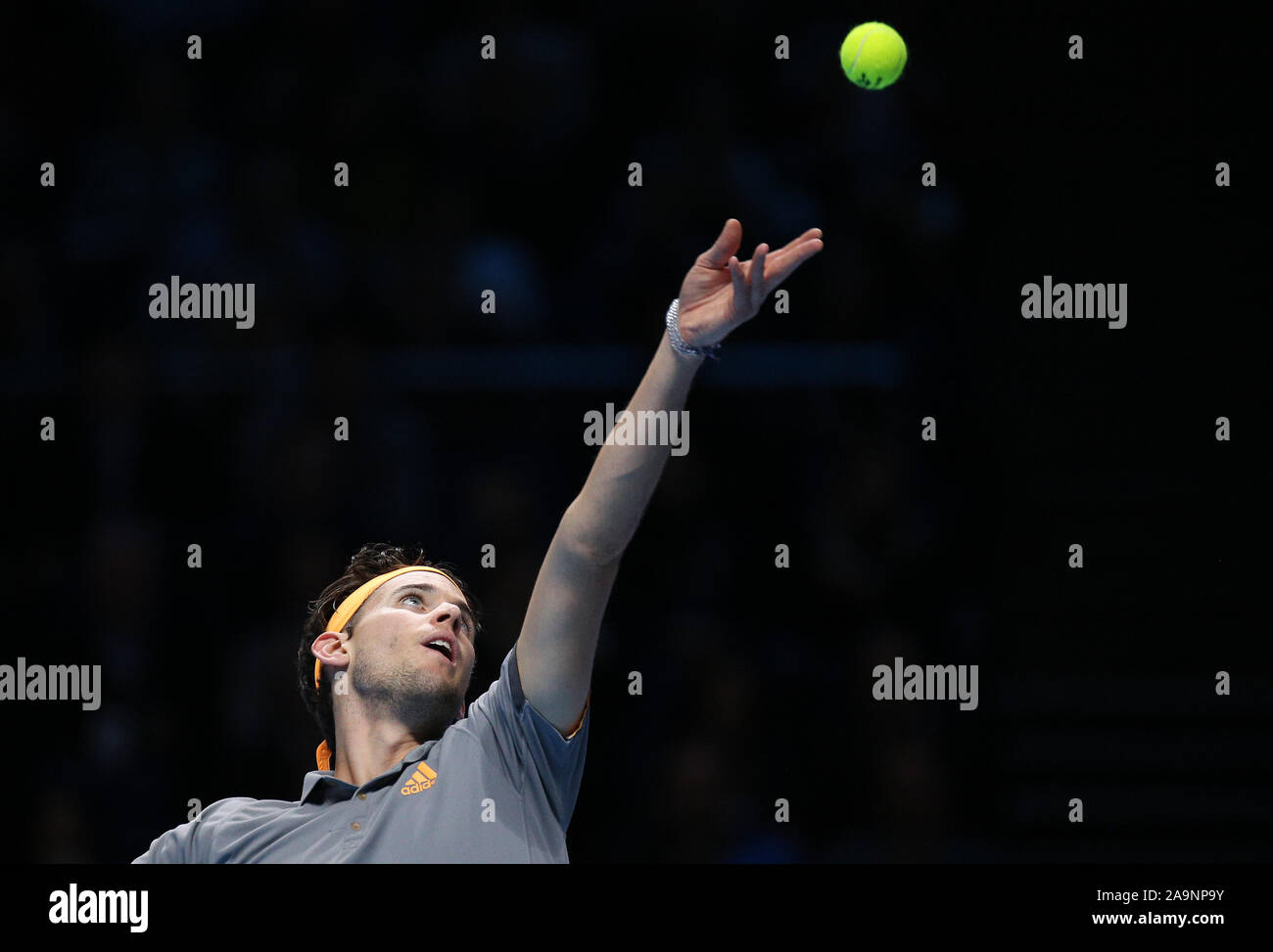 Il 16 novembre 2019; l'O2 Arena, Londra, Inghilterra; Nitto tennis ATP Finals; Dominic Thiem (AUT) serve a Alexander Zverev (GER) - Uso editoriale Foto Stock
