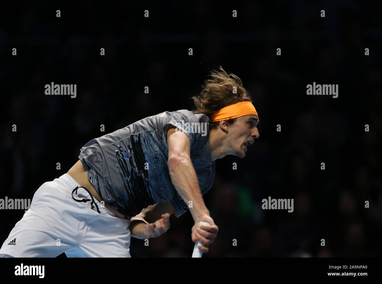 Il 16 novembre 2019; l'O2 Arena, Londra, Inghilterra; Nitto tennis ATP Finals; Alexander Zverev (GER) serve a Dominic Thiem (AUT) - Uso editoriale Foto Stock