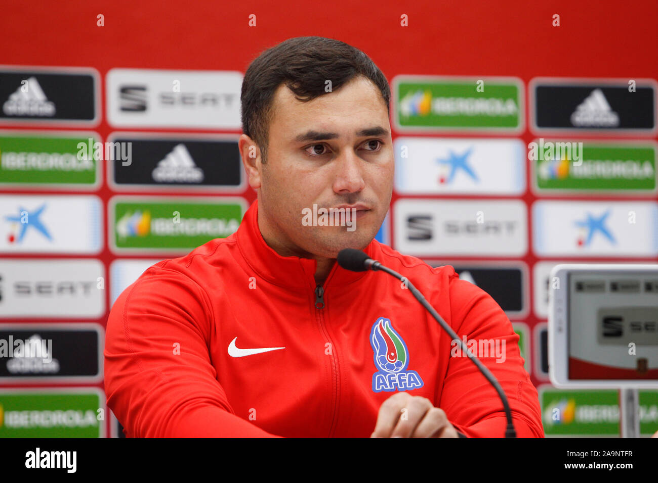 Coruna, Spagna.Siyasat Asgarov, Azerbaiyán donna allenatore di calcio a Stadio Riazor A Coruna .Spagna- Azerbaiyán sulla loro UEFA donna Euro 2021 Foto Stock