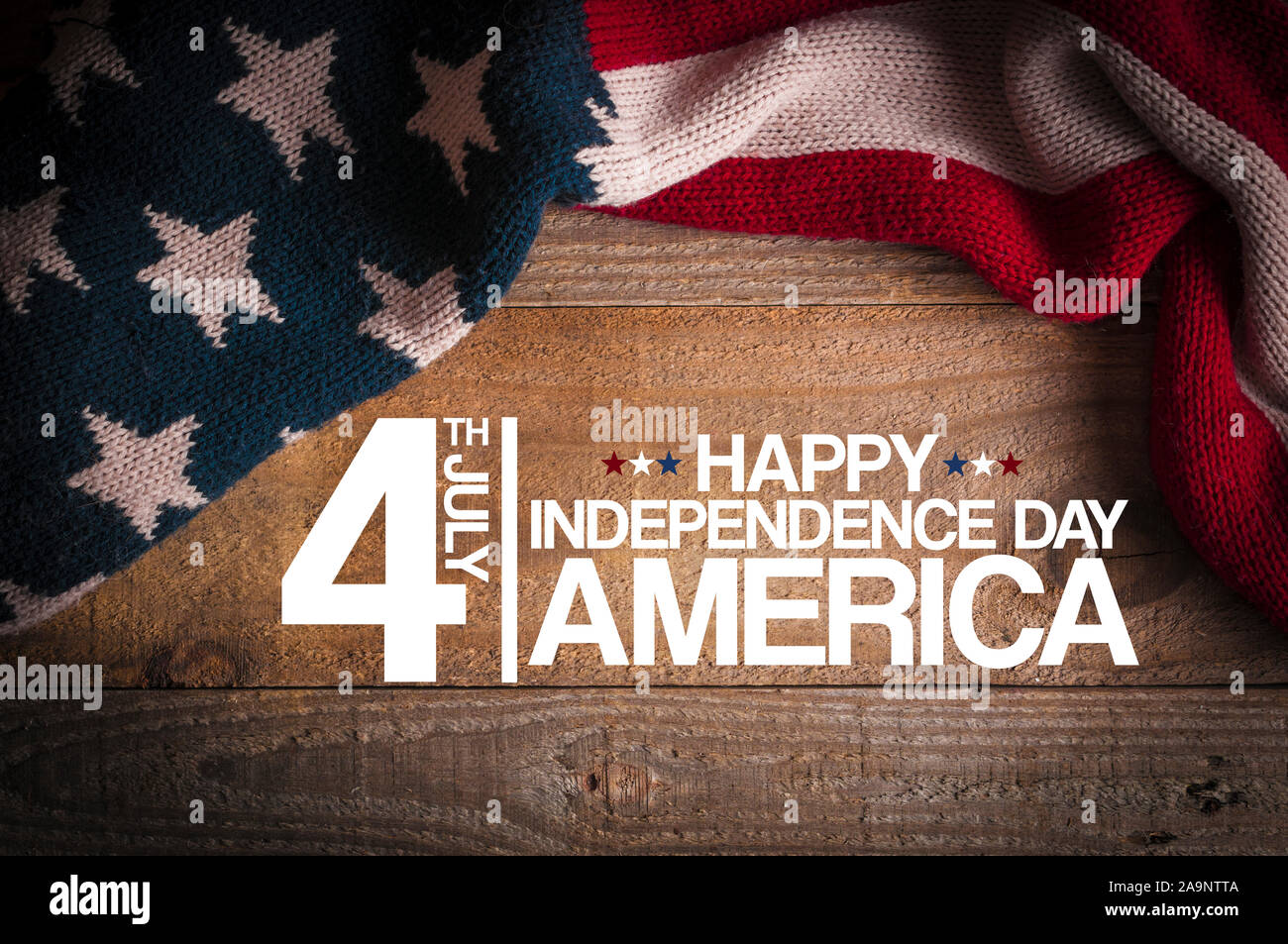 Giorno di indipendenza 2020: a stelle e strisce sciarpa su un tavolo in legno e un'iscrizione per l'indipendenza giorno (4 Luglio) celebrazioni Foto Stock