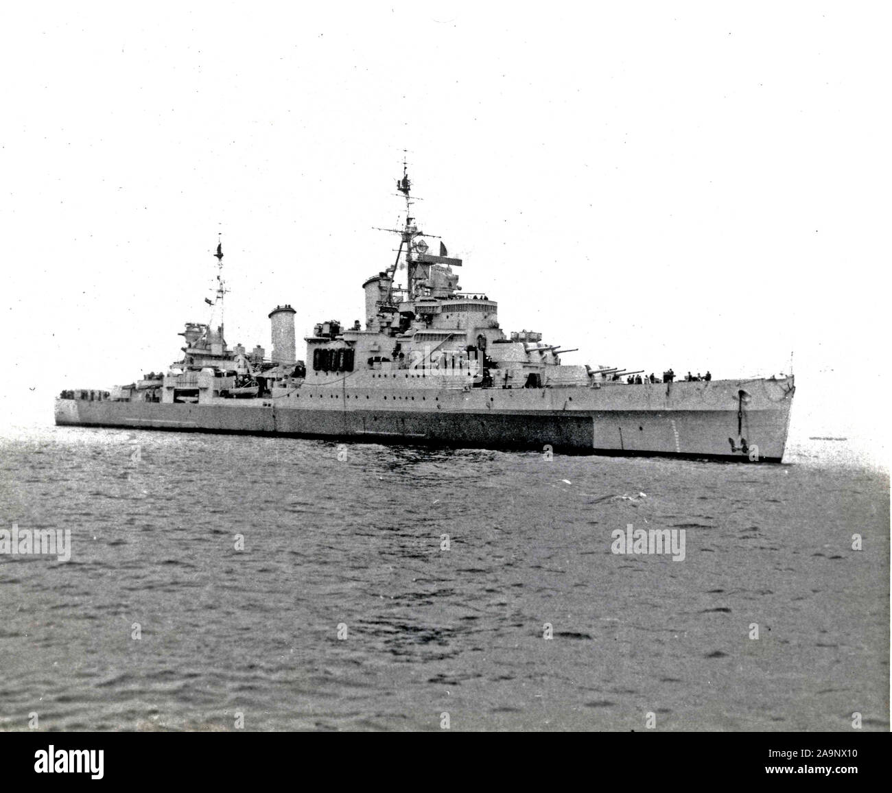 WW II Navi / II Guerra Mondiale navi - Questa fotografia mostra l'incrociatore britannico HMS Sheffield, che è stato riparato in Boston Navy Yard sotto l'amministrazione di divisione di conversione ca. 1944 Foto Stock