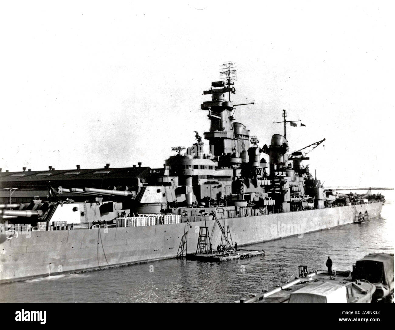 1943 - USS New Jersey Iowa classe revisionata presso l'U.S. La marina molo asciutto, Boston Navy Yard Foto Stock