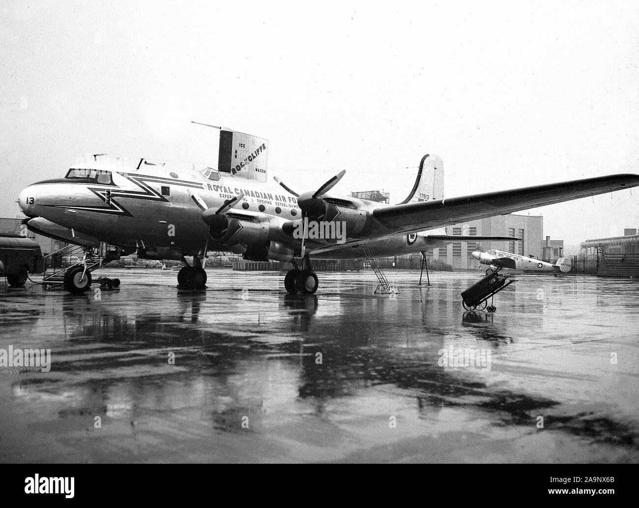 Visitare il sito Web del consiglio nazionale da Toronto Canada RCAF Royal Canadian Air Force personale, il loro aereo ca. 1951 Foto Stock