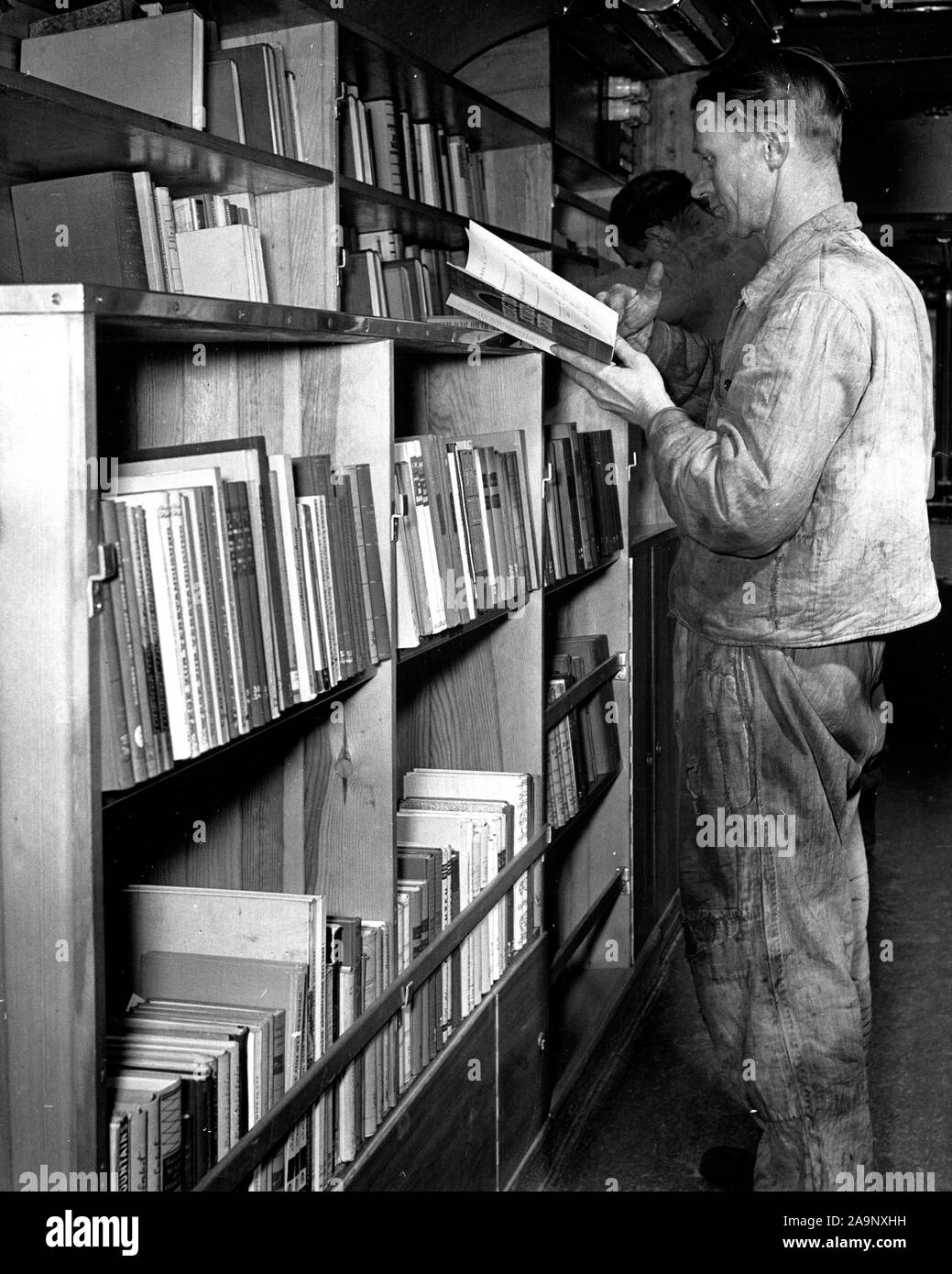 Didascalia originale: gli affari pubblici divisione, il cosiddetto Bookmobile al fine di servire il popolo austriaco in remote aree del paese con nuove aggiunte delle ultime opere di autori americani in Germania traduzioni. Questo Bookmobile opera da una base in una delle città più grandi e va su routine settimanale viaggi al fine di raccogliere i vecchi libri dai lettori e alimentazione con quelle nuove. Foto Stock