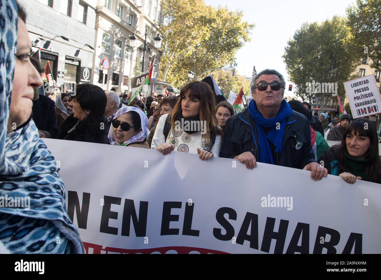 Cantante, Rozalén (centro) dietro un banner durante la dimostrazione.Migliaia di saraui arrivano da tutta la Spagna per chiedere la fine del Marocco la carriera nel Sahara Occidentale, la libertà dei prigionieri politici, a sostegno del Fronte Polisario e la richiesta di soluzioni dal governo spagnolo. Il Sahara occidentale era una colonia spagnola fino al 1976 dove la Spagna ha lasciato il territorio. Più tardi il Marocco parte occupata del Sahara Occidentale e ancora parte della popolazione Saharawi vive in campi profughi nel deserto in Algeria e in Spagna. Foto Stock