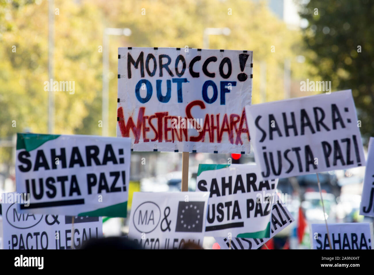 Striscione dicendo, Marocco fuori del Sahara Occidentale durante la dimostrazione.Migliaia di saraui arrivano da tutta la Spagna per chiedere la fine del Marocco la carriera nel Sahara Occidentale, la libertà dei prigionieri politici, a sostegno del Fronte Polisario e la richiesta di soluzioni dal governo spagnolo. Il Sahara occidentale era una colonia spagnola fino al 1976 dove la Spagna ha lasciato il territorio. Più tardi il Marocco parte occupata del Sahara Occidentale e ancora parte della popolazione Saharawi vive in campi profughi nel deserto in Algeria e in Spagna. Foto Stock