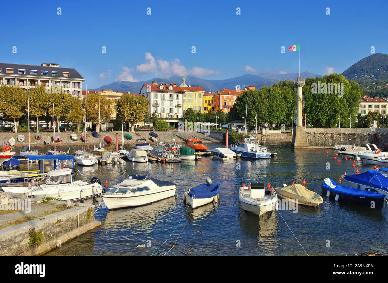Verbania Intra vecchio porto sul Lago Maggiore nel nord Italia Foto Stock