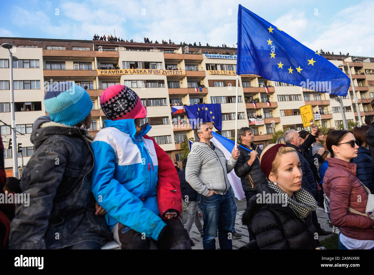 Praga, Repubblica Ceca. Xvi Nov, 2019. Un uomo tiene la bandiera UE durante la dimostrazione.Un giorno prima delle celebrazioni ufficiali del trentesimo anniversario della Rivoluzione di Velluto migliaia protesta chiedendo le dimissioni della Repubblica Ceca il primo ministro, Andrej Babis. I milioni di momenti per la democrazia (organizzatori) impostare un ultimatum per la PM, Andrej Babis chiedendogli di rimuovere il suo conflitto di interessi; sbarazzarsi della ditta Agrofert e respingere il Ministro della giustizia, Marie Benesova o rassegnarsi. Credito: SOPA Immagini limitata/Alamy Live News Foto Stock