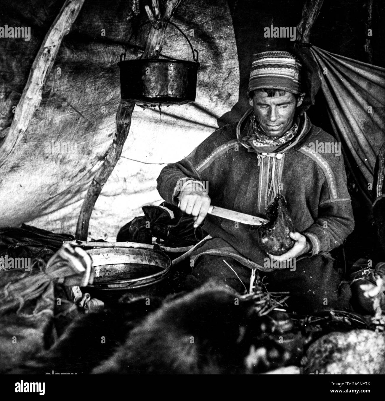 Finlandia - Storia - Sami l uomo nella sua capanna. Foto Stock