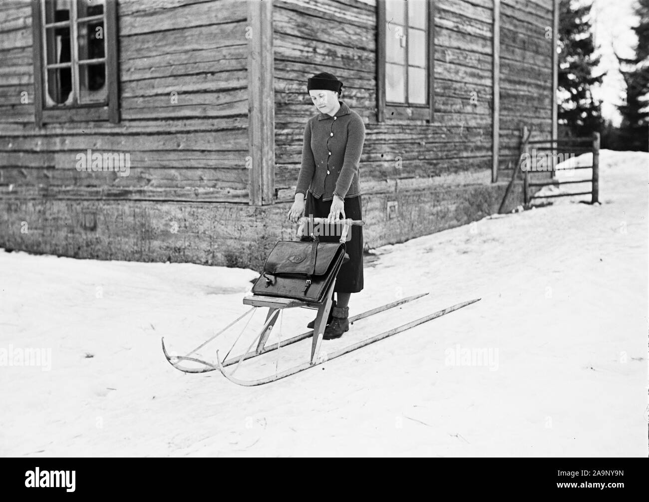Finlandia - Storia - Un gestore di posta su un kicksled. Somero, Varsinais-Suomi, Finlandia ca. 1930s Foto Stock