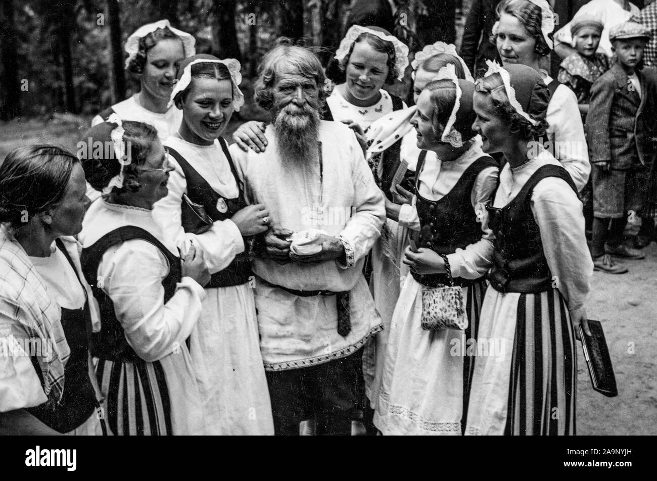 Finlandia - Storia - Poesia e cantante finlandese lettore zither Timo Lipitsä a Sortavala Festival canoro nel 1935. Foto Stock