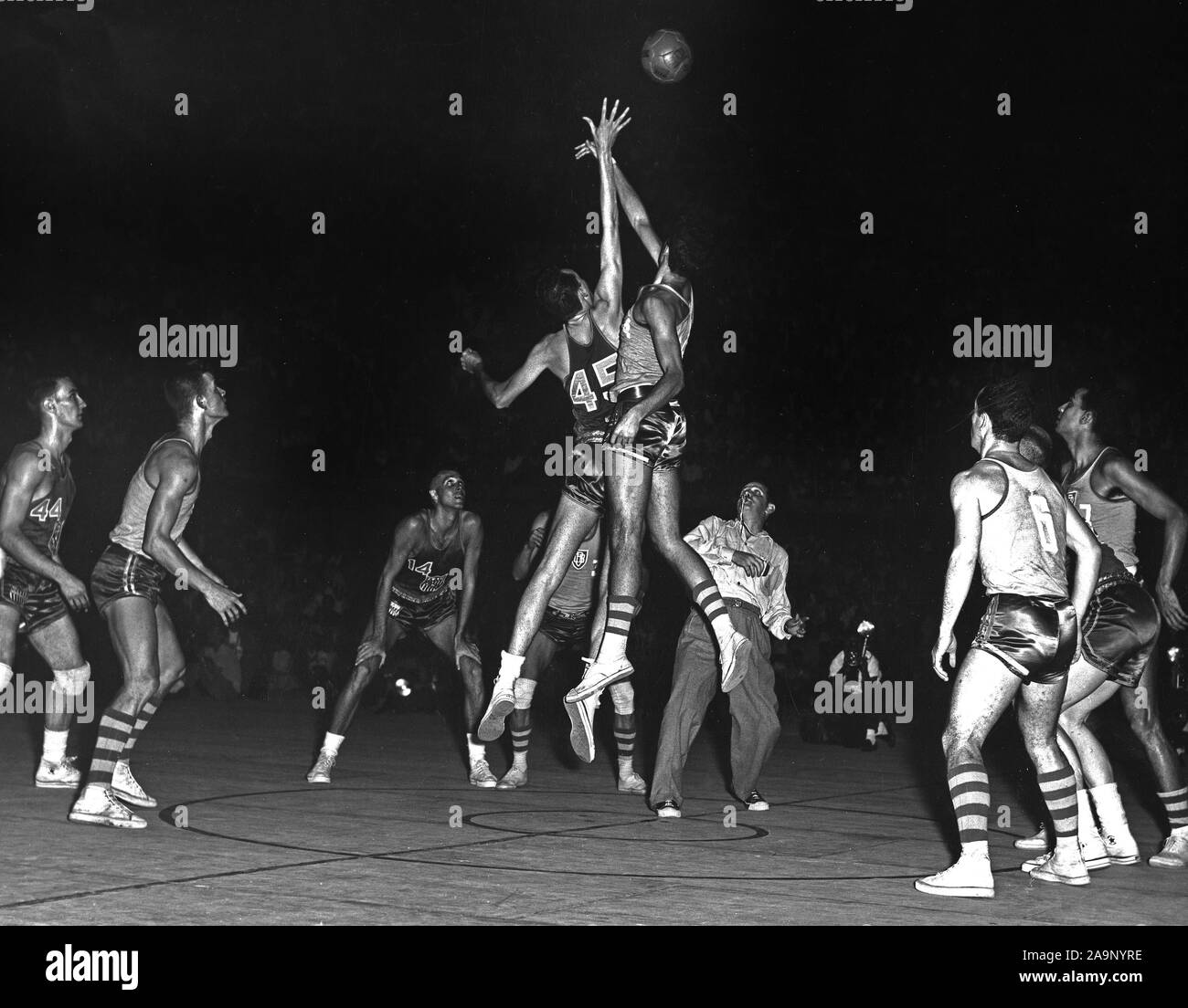 Stati Uniti squadra di basket a giocare il Brasile nel gioco del titolo del mondo 1954 Torneo di basket a Rio de Janeiro in Brasile Foto Stock