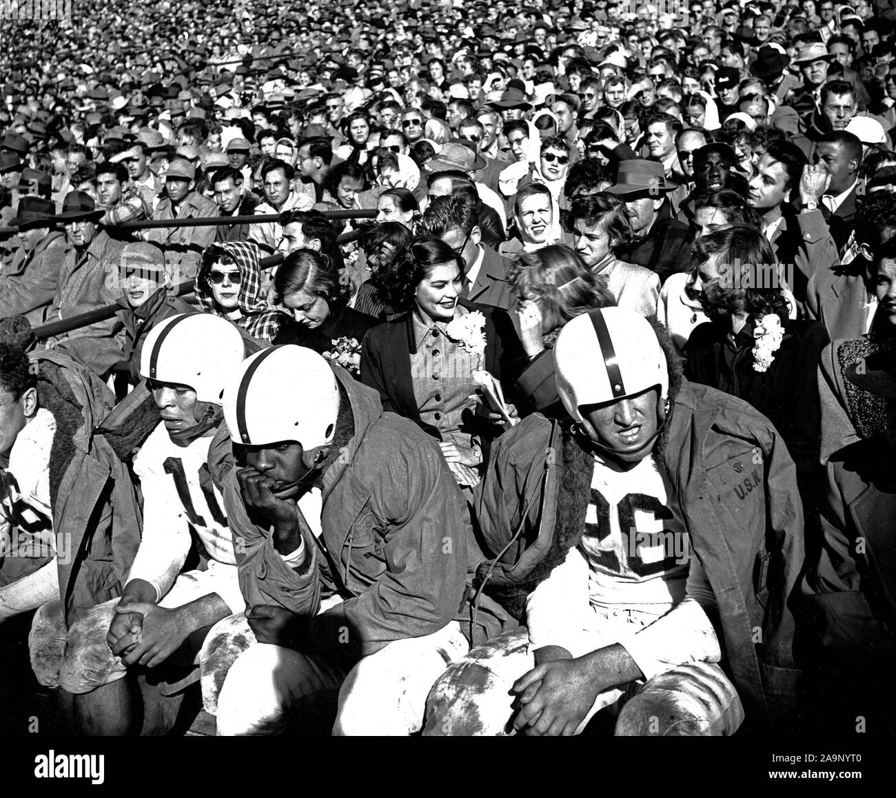 Maggio 1950 - Vista della Folla di calcio e i giocatori sul banco durante le fasi di gioco Foto Stock