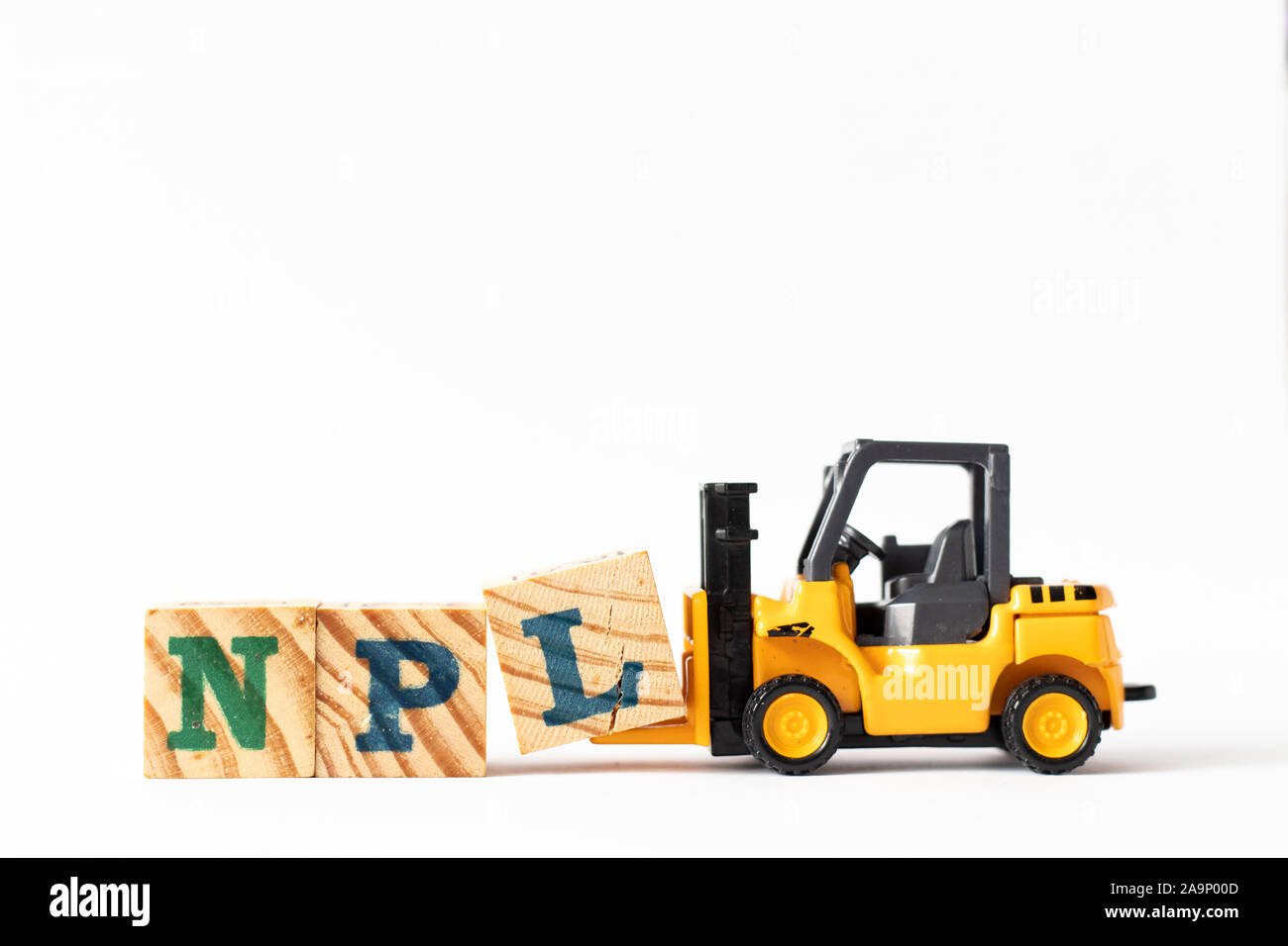 Carrello giocattolo di legno in attesa blocco lettera L per completare la parola NPL (Abbbreviation dei Non Performing Loan, Non-Patent letteratura) su sfondo bianco Foto Stock