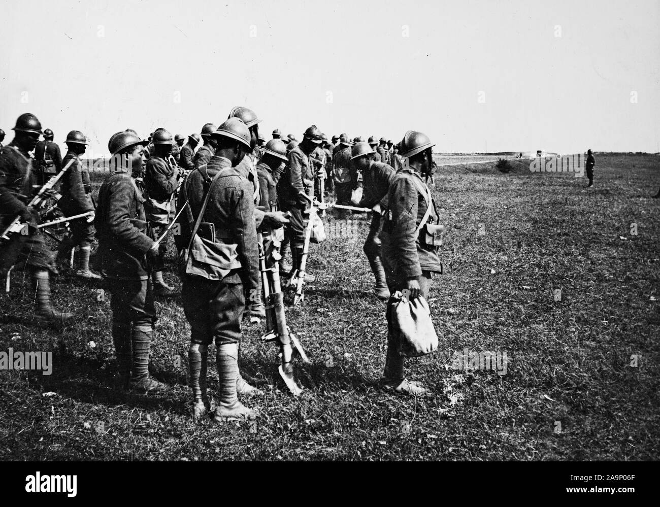 WW I foto - Colorate / africana di truppe americane - American truppe colorati Camp in Francia. Mitragliatrice istruzione ca. 1918 Foto Stock