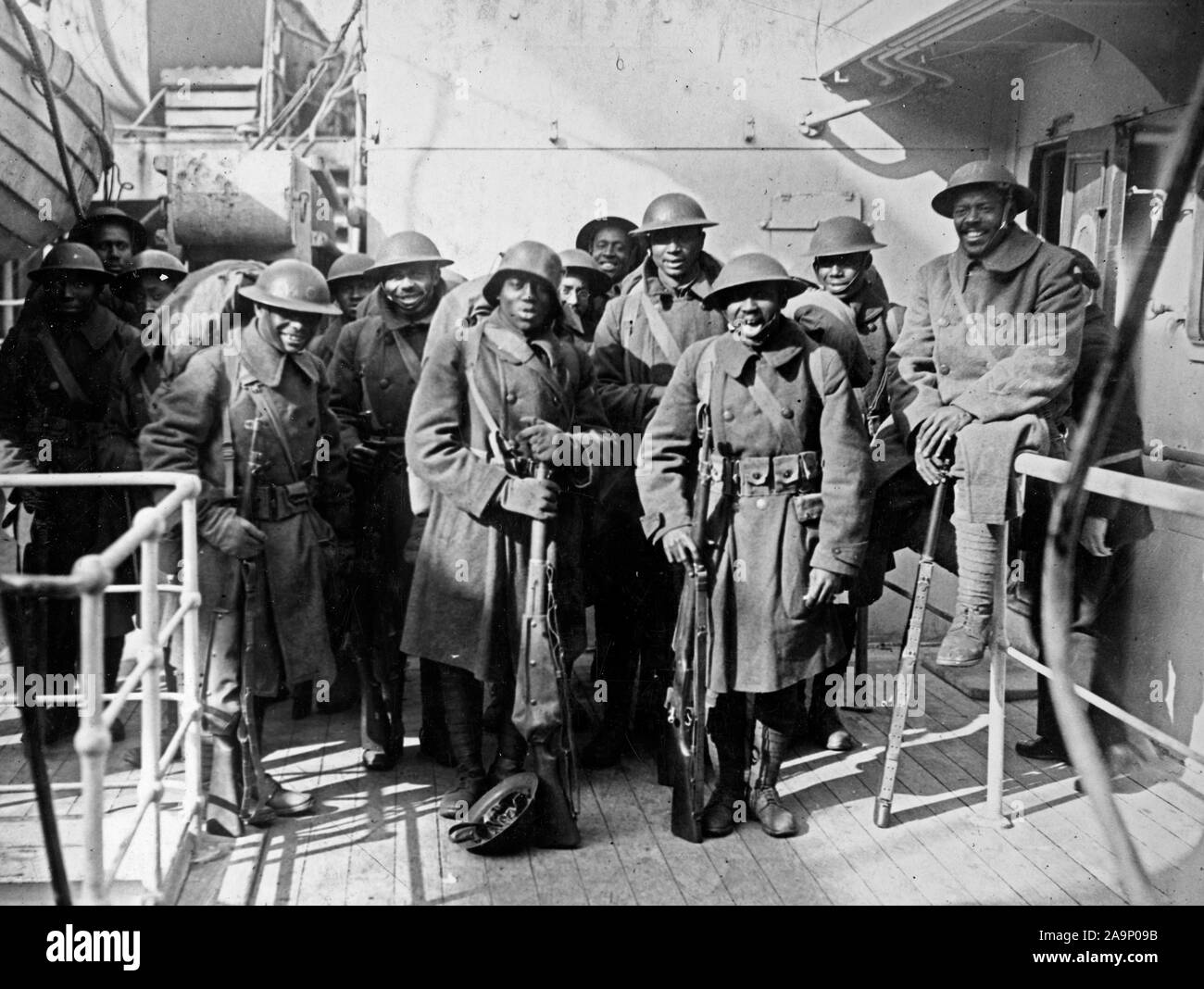 WW I foto - Colorate / africana di truppe americane - famoso reggimento colorata arriva a casa sulla Francia. Gli eroi di Le 369 (vecchio 15th) New York fanteria colorati, prima di Col1l Hayward al comando di ritornare in questo paese, pronti a sbarcare a Hoboken, N.J. ca. 2/10/1919 Foto Stock
