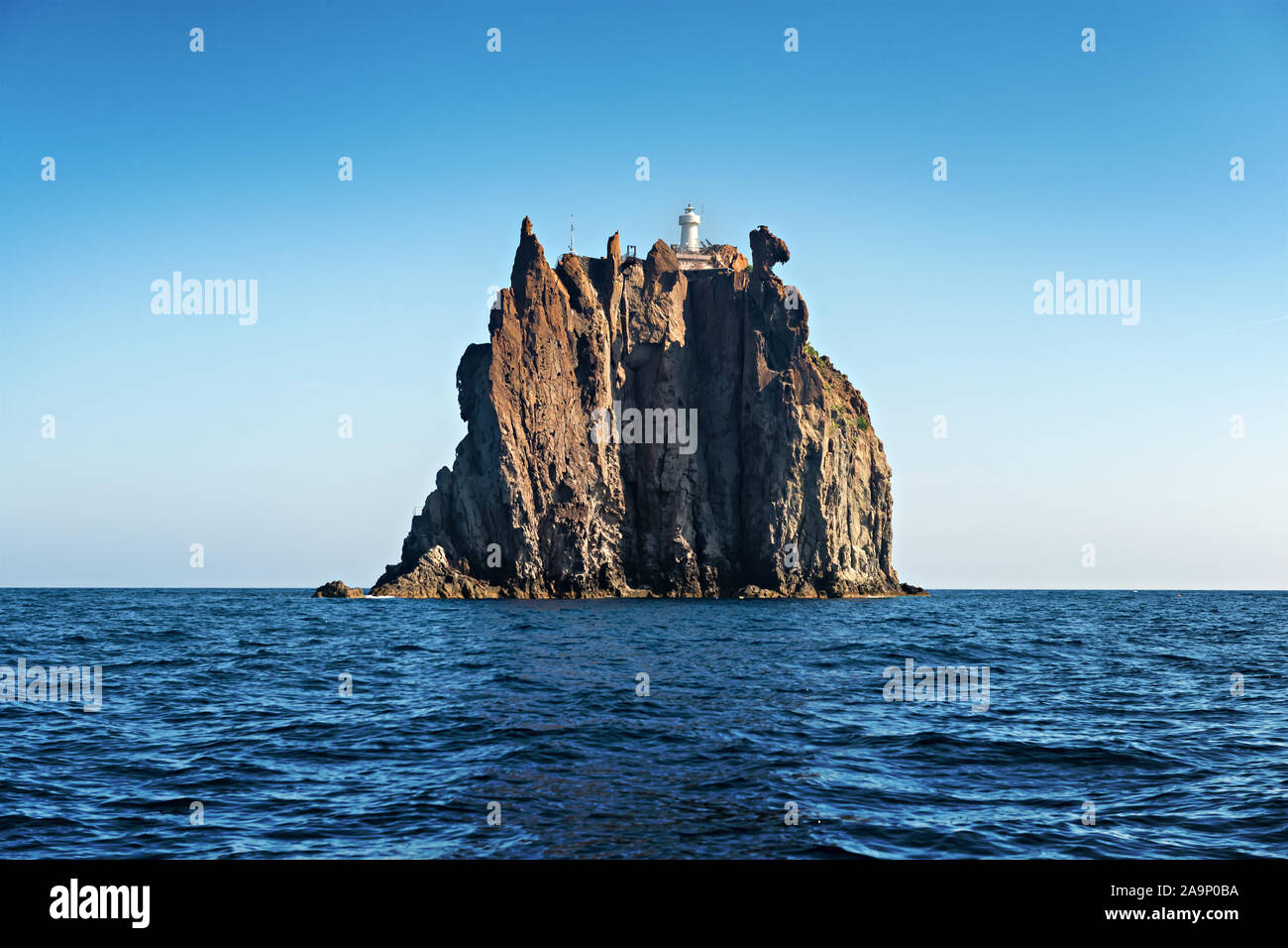 La piccola isola vulcanica denominato 'Strombolicchio' vicino a Stromboli e le isole Eolie, Italia Foto Stock