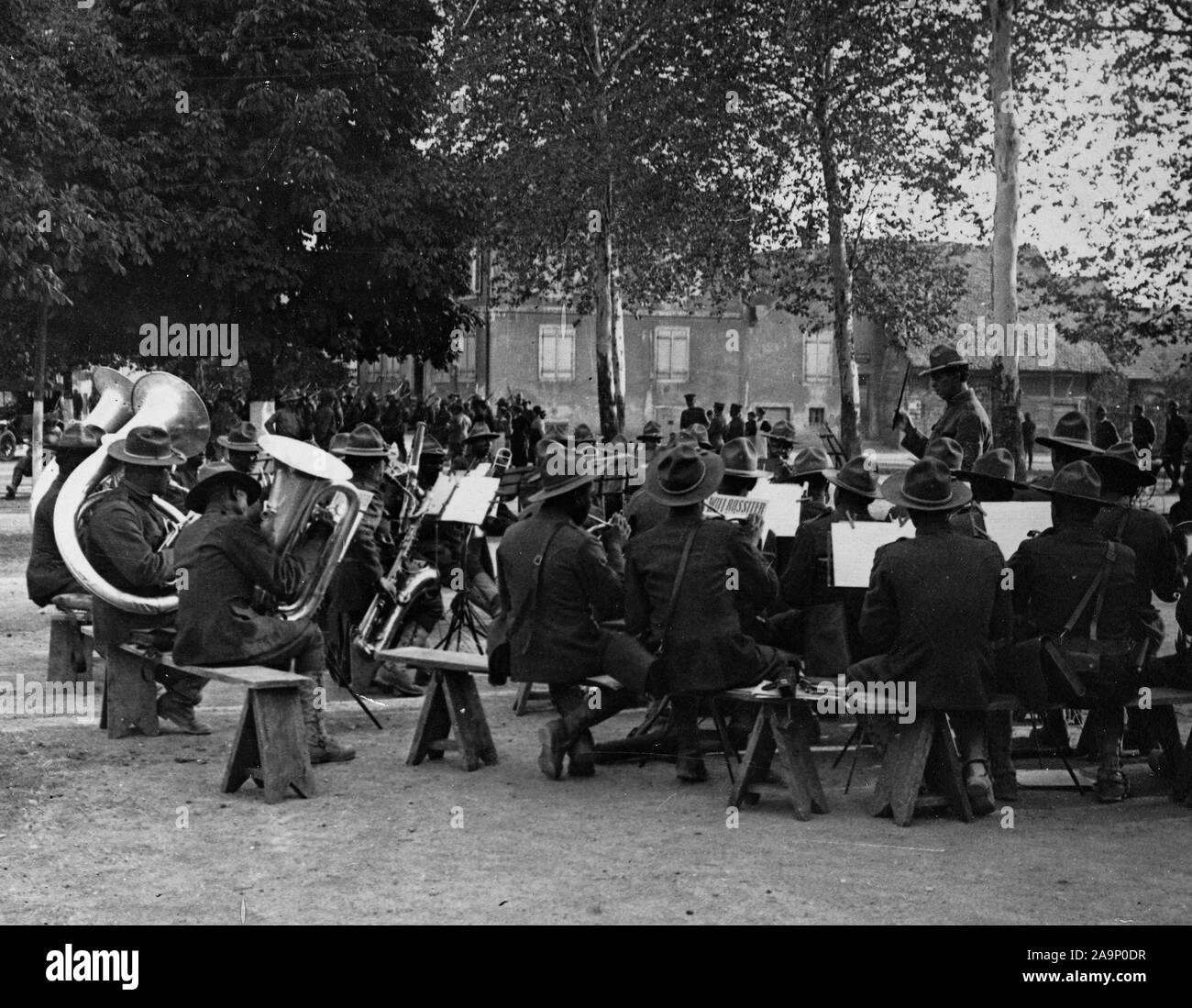 WW I foto - Colorate / africana di truppe americane - American truppe colorati che danno un concerto di militari in un villaggio alsaziano ca. 1917-1918 Foto Stock