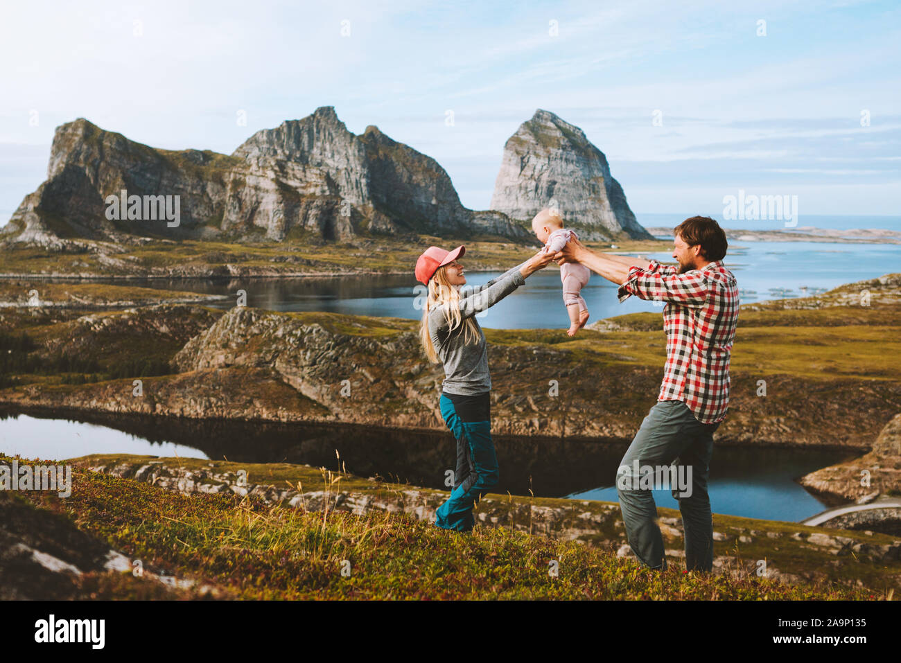 Famiglia giovane il padre e la madre con bambino viaggi vacanze outdoor uomo e donna con bambino sano stile di vita viaggio in Norvegia Helgeland isole felici em Foto Stock