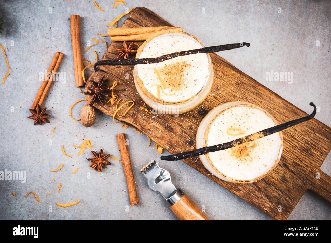 Zabaione tradizionale con Cinamon. Festa di Natale il cibo e le bevande. Foto Stock